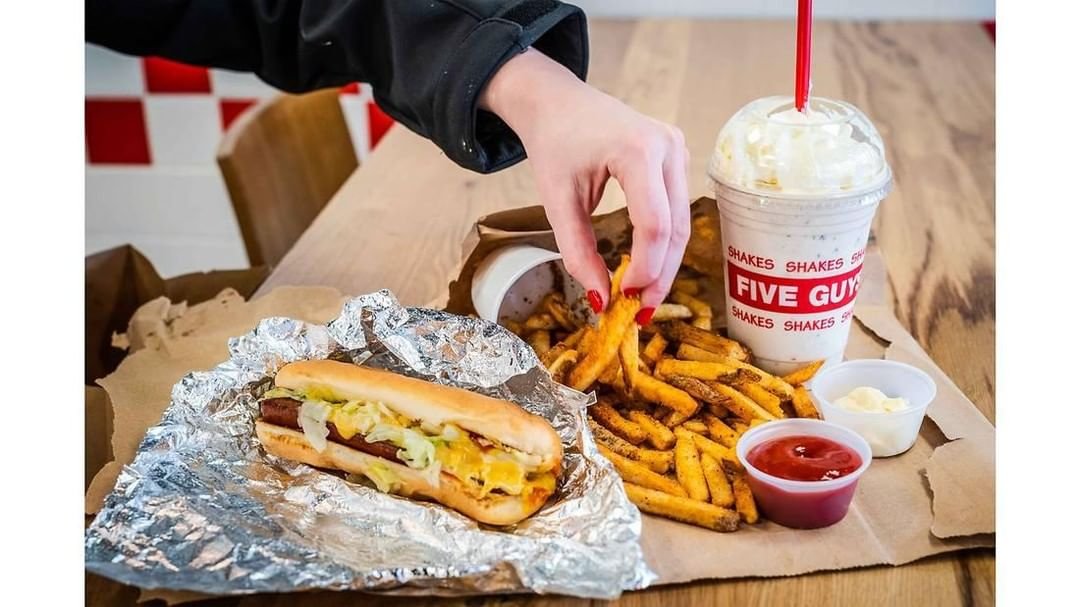 مطعم فايف قايز برجر fiveguys (الأسعار + المنيو + الموقع)