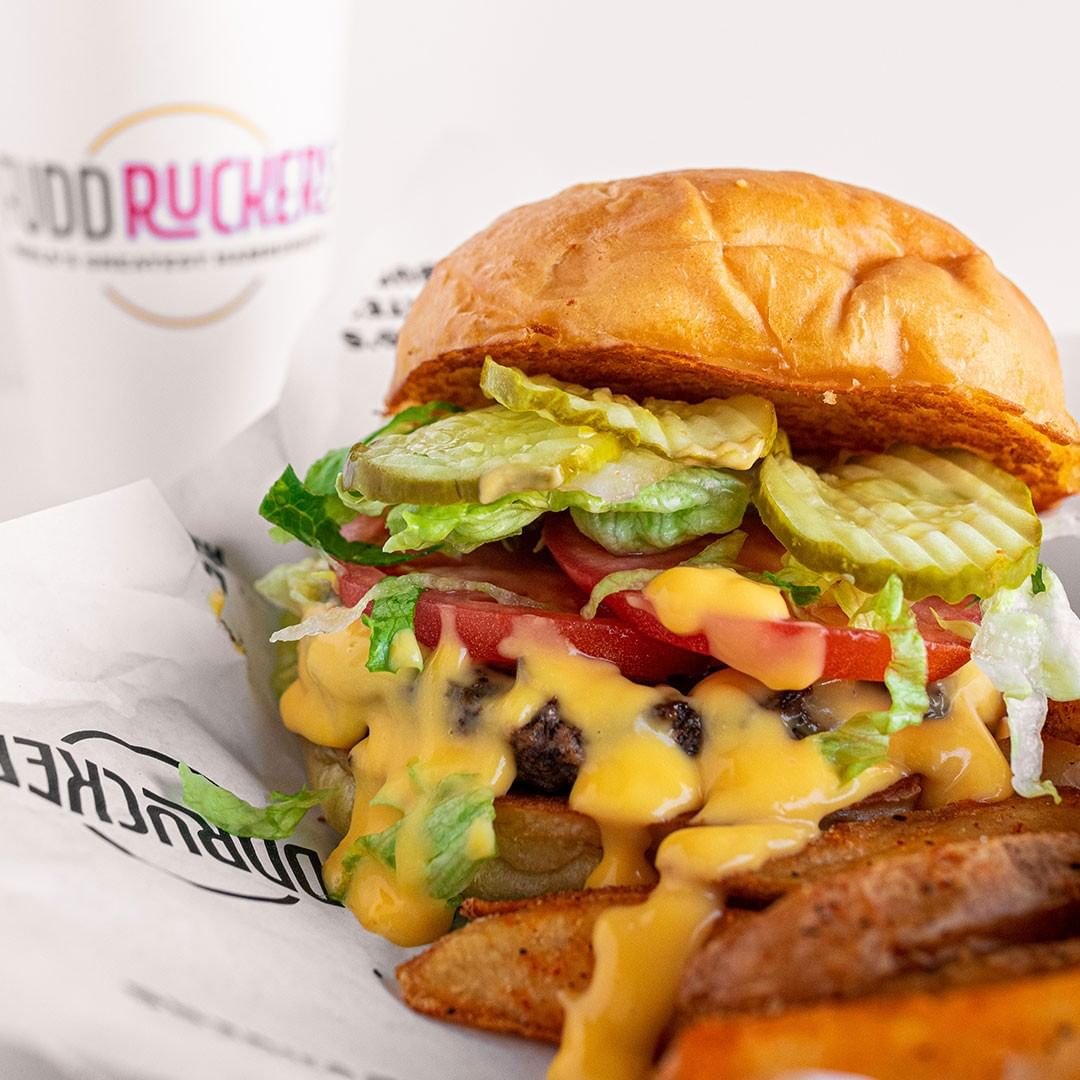 مطعم فدركرز fuddruckers(الأسعار + المنيو + الموقع)
