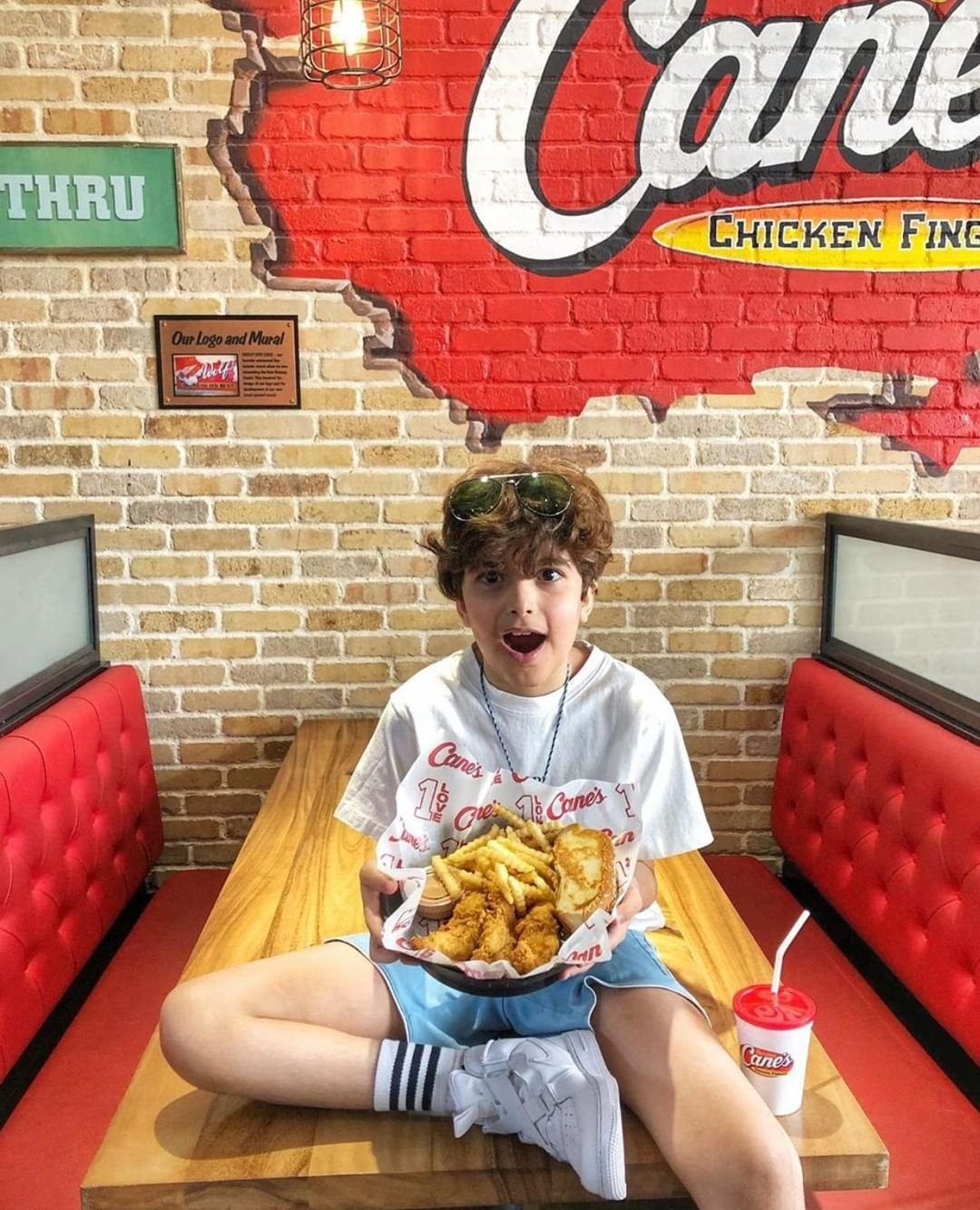 مطعم رايزنق كينز-Raising Cane’s (الأسعار + المنيو + الموقع)